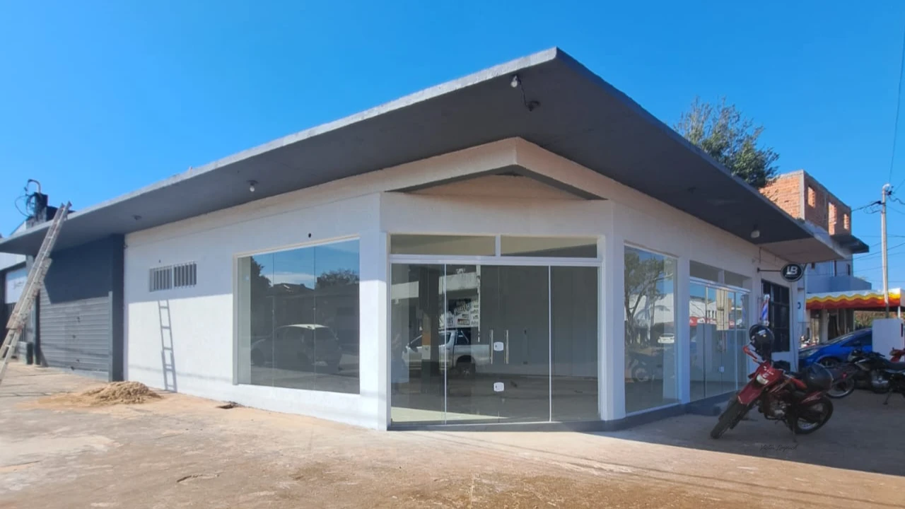 Local comercial, lugar estratégico, esquina, sobre Ruta principal Ruta 14, consta de : 1 Salón espacioso de 11 x 10 con baño - 1