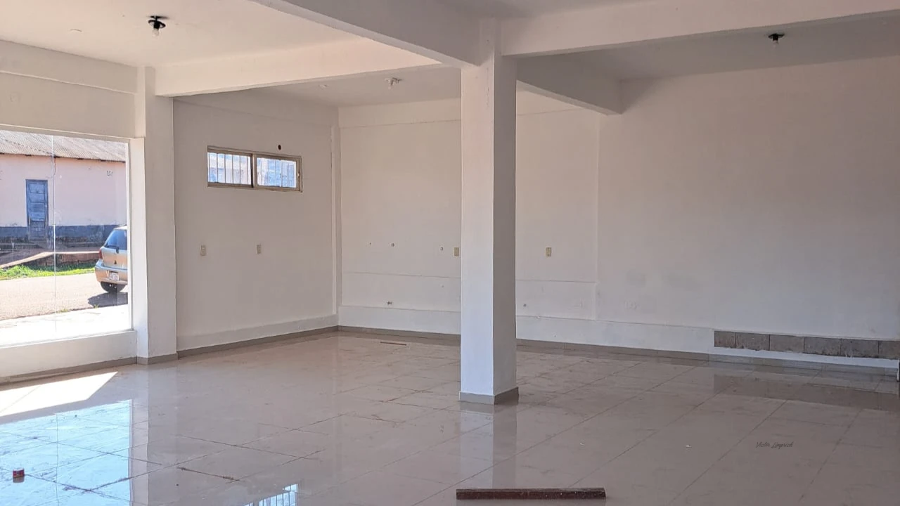 Local comercial, lugar estratégico, esquina, sobre Ruta principal Ruta 14, consta de : 1 Salón espacioso de 11 x 10 con baño - 7
