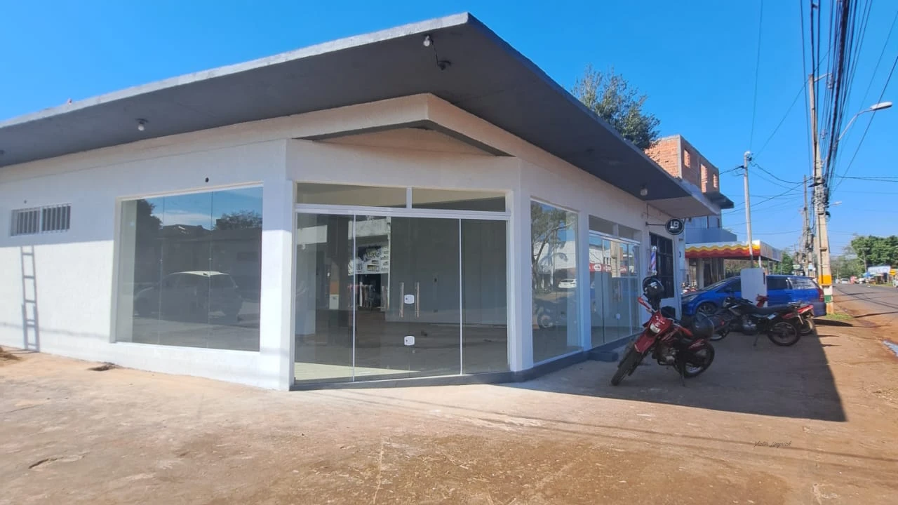 Local comercial, lugar estratégico, esquina, sobre Ruta principal Ruta 14, consta de : 1 Salón espacioso de 11 x 10 con baño - 8