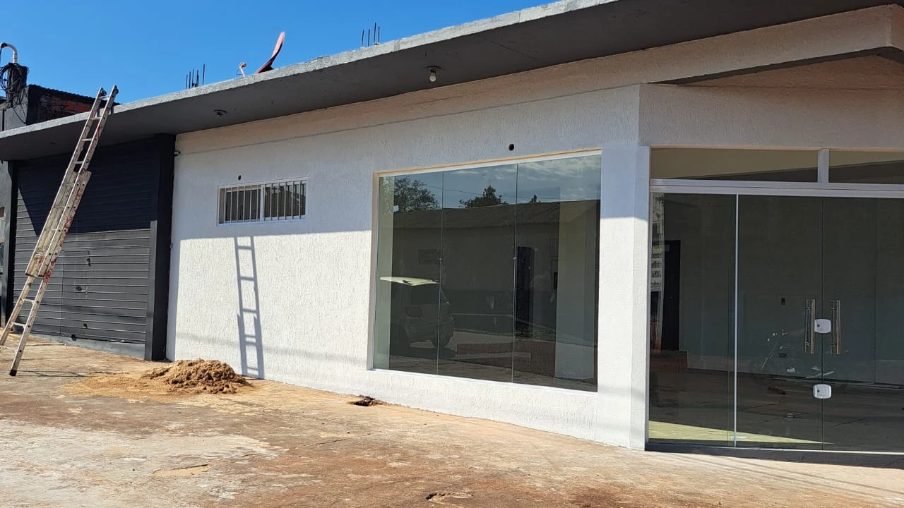 Local comercial, lugar estratégico, esquina, sobre Ruta principal Ruta 14, consta de : 1 Salón espacioso de 11 x 10 con baño - 9