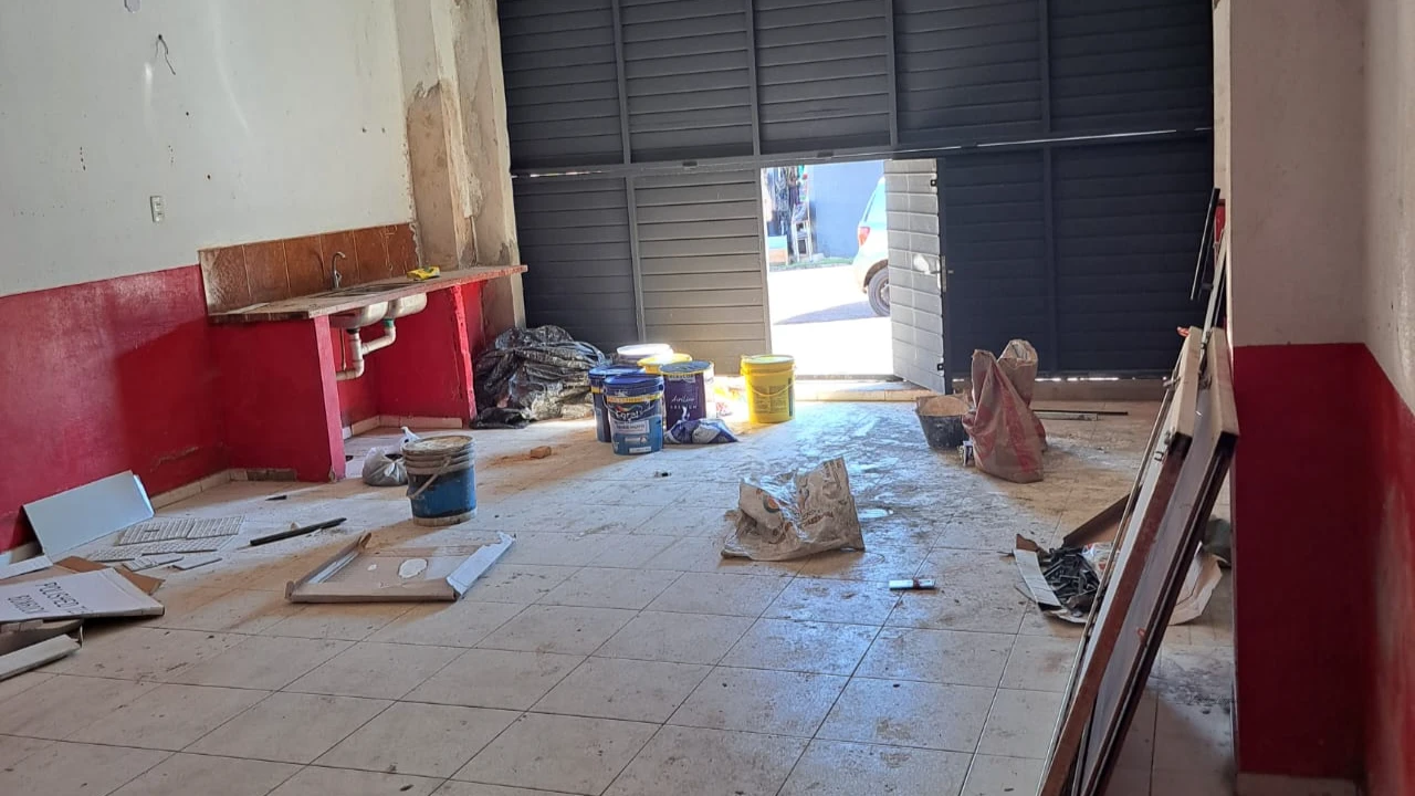 Local comercial, lugar estratégico, esquina, sobre Ruta principal Ruta 14, consta de : 1 Salón espacioso de 11 x 10 con baño - 2