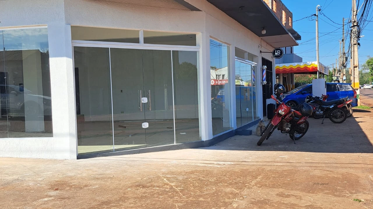 Local comercial, lugar estratégico, esquina, sobre Ruta principal Ruta 14, consta de : 1 Salón espacioso de 11 x 10 con baño - 10