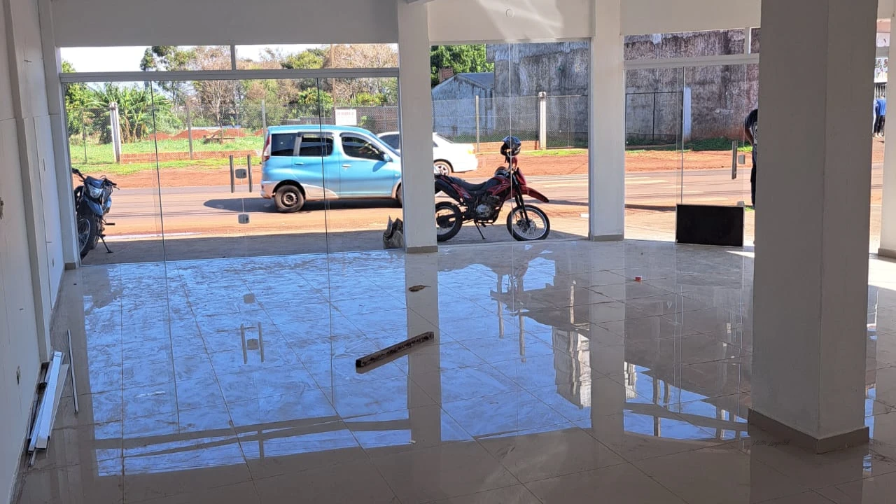 Local comercial, lugar estratégico, esquina, sobre Ruta principal Ruta 14, consta de : 1 Salón espacioso de 11 x 10 con baño - 5