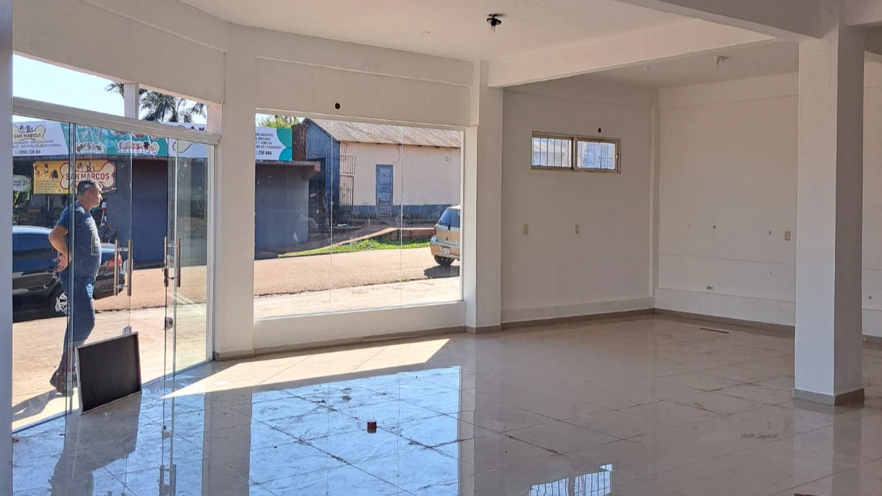 Local comercial, lugar estratégico, esquina, sobre Ruta principal Ruta 14, consta de : 1 Salón espacioso de 11 x 10 con baño - 6