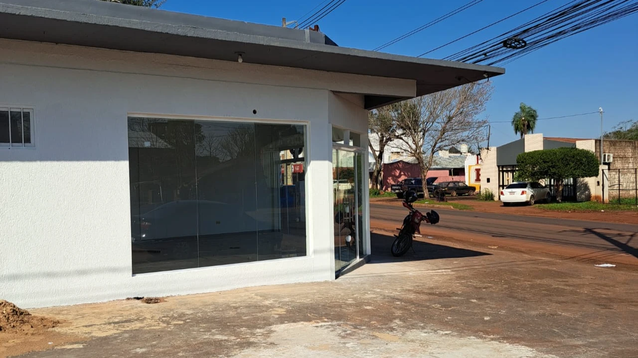 Local comercial, lugar estratégico, esquina, sobre Ruta principal Ruta 14, consta de : 1 Salón espacioso de 11 x 10 con baño - 11