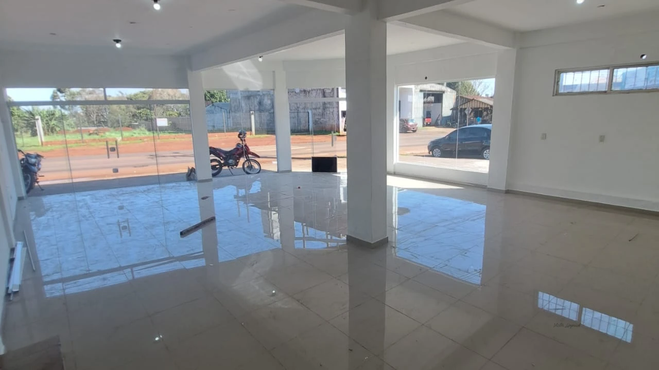 Local comercial, lugar estratégico, esquina, sobre Ruta principal Ruta 14, consta de : 1 Salón espacioso de 11 x 10 con baño - 4